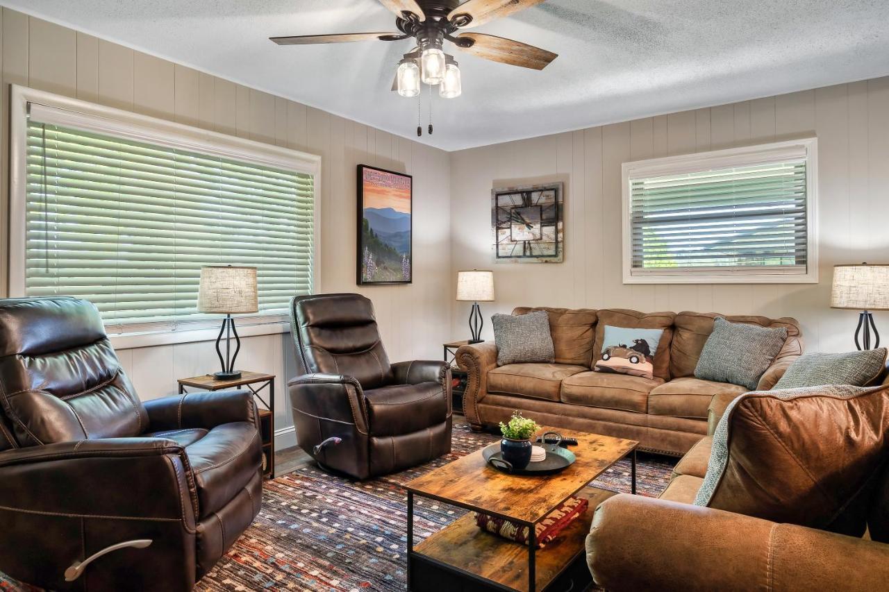 Modern Pigeon Forge Gem Near Dollywood, Gatlinburg & Smokies - 2 Mins To Pkwy & Strip, Hot Tub, Fire Pit, Cable, Hi-Speed Wifi Villa Dış mekan fotoğraf