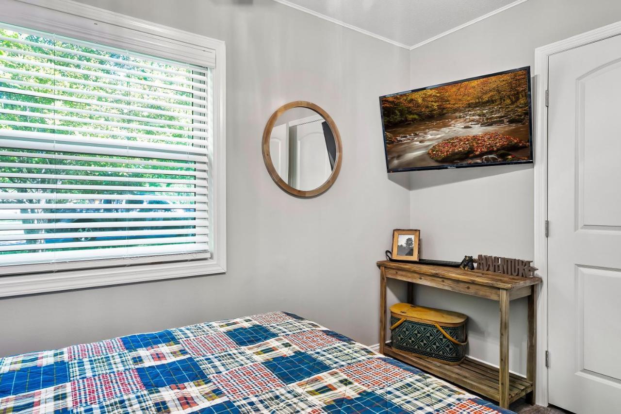 Modern Pigeon Forge Gem Near Dollywood, Gatlinburg & Smokies - 2 Mins To Pkwy & Strip, Hot Tub, Fire Pit, Cable, Hi-Speed Wifi Villa Dış mekan fotoğraf