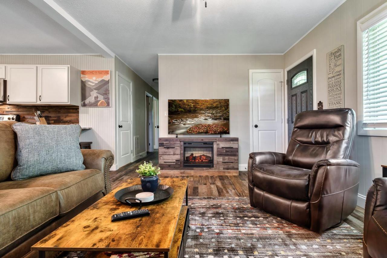 Modern Pigeon Forge Gem Near Dollywood, Gatlinburg & Smokies - 2 Mins To Pkwy & Strip, Hot Tub, Fire Pit, Cable, Hi-Speed Wifi Villa Dış mekan fotoğraf
