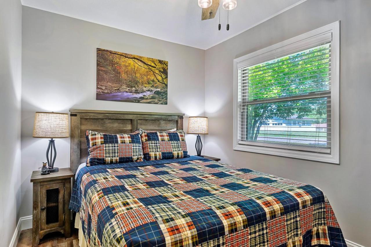 Modern Pigeon Forge Gem Near Dollywood, Gatlinburg & Smokies - 2 Mins To Pkwy & Strip, Hot Tub, Fire Pit, Cable, Hi-Speed Wifi Villa Dış mekan fotoğraf