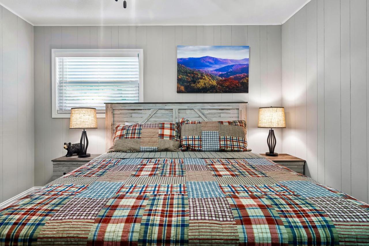 Modern Pigeon Forge Gem Near Dollywood, Gatlinburg & Smokies - 2 Mins To Pkwy & Strip, Hot Tub, Fire Pit, Cable, Hi-Speed Wifi Villa Dış mekan fotoğraf