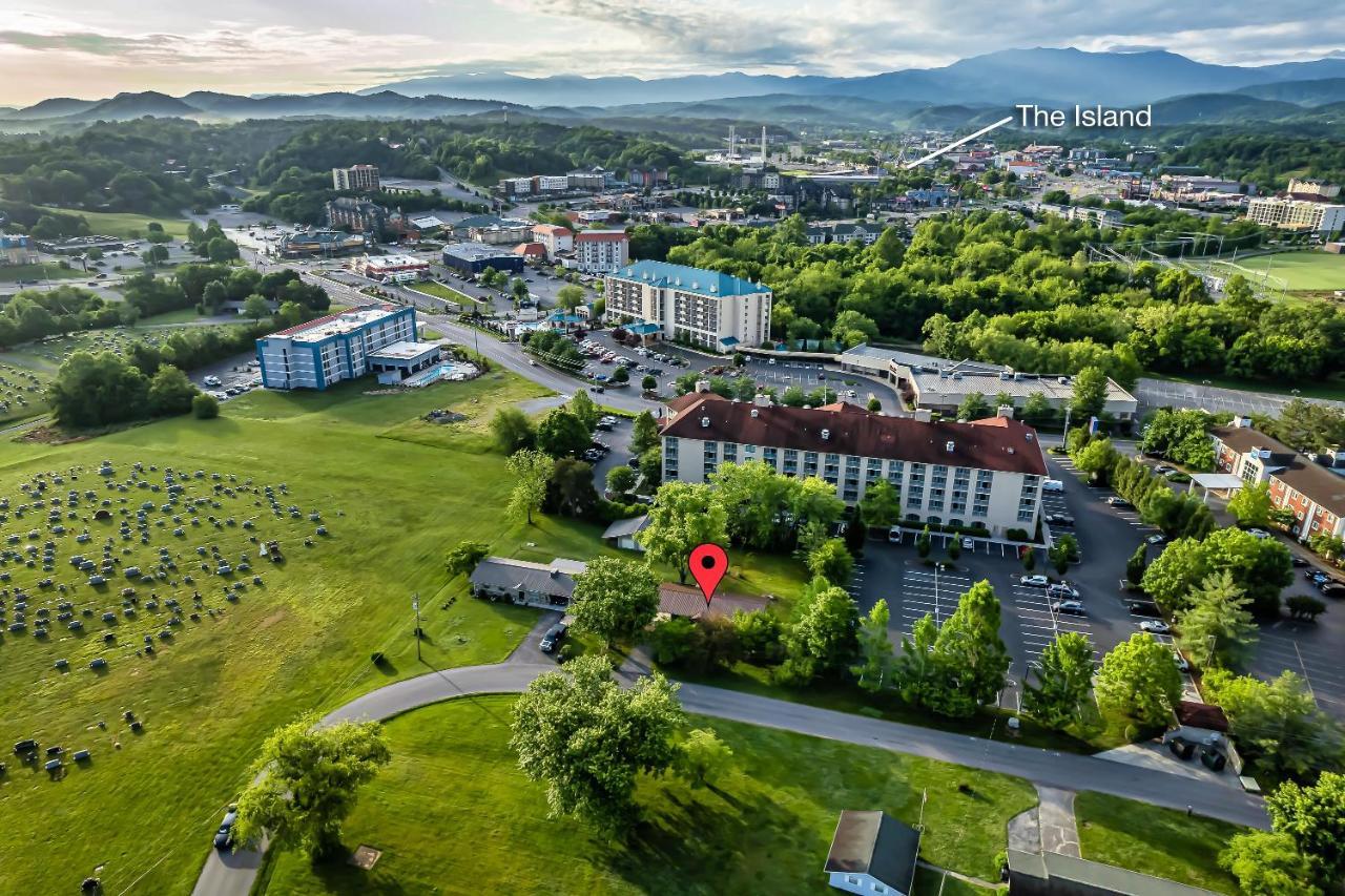Modern Pigeon Forge Gem Near Dollywood, Gatlinburg & Smokies - 2 Mins To Pkwy & Strip, Hot Tub, Fire Pit, Cable, Hi-Speed Wifi Villa Dış mekan fotoğraf